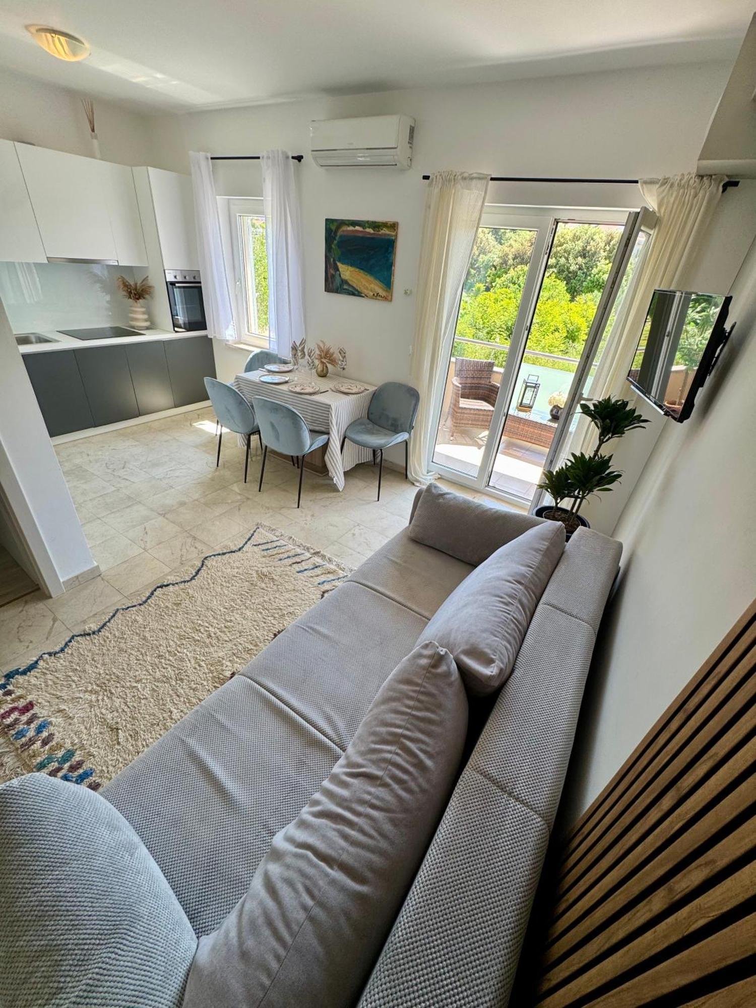 Apartment Toma Novalja